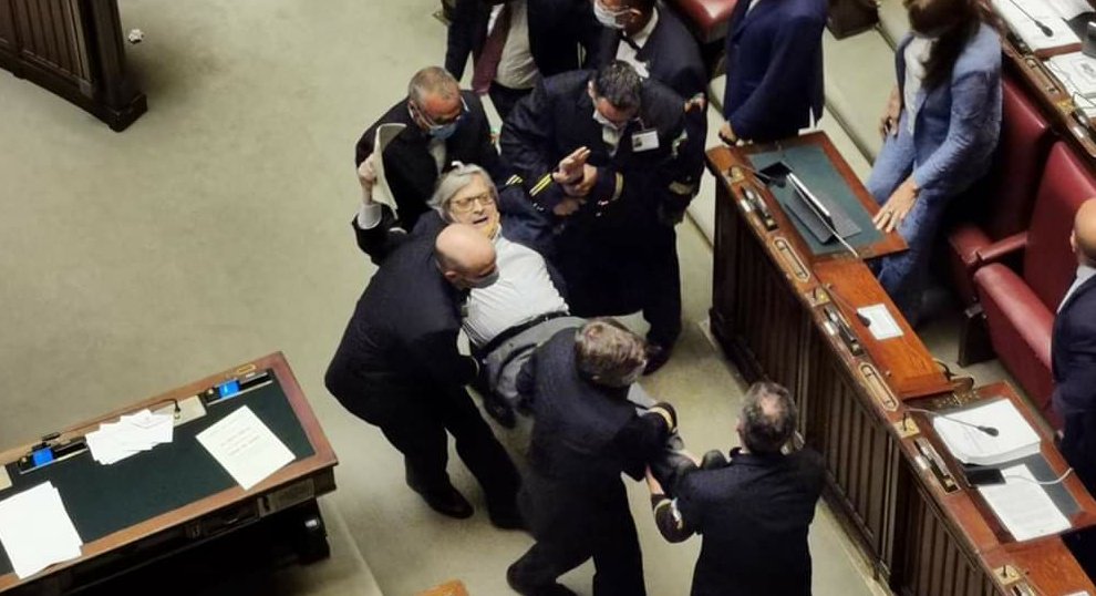Guarda Vittorio Sgarbi che viene portato fuori di peso dal Parlamento