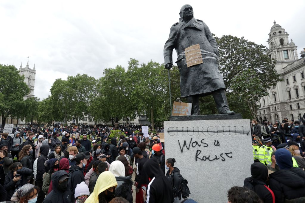 È giusto abbattere le statue di personaggi storici razzisti?