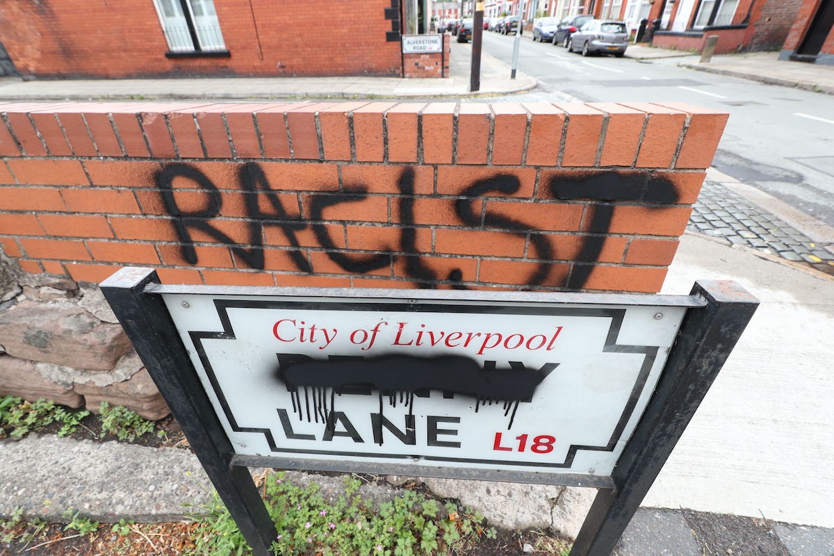 La targa di Penny Lane a Liverpool è stata imbrattata con la scritta ‘razzista’