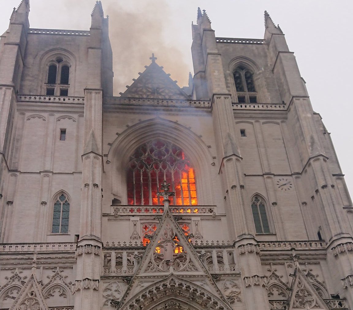 C’è stato un incendio nella cattedrale di Nantes, in Francia