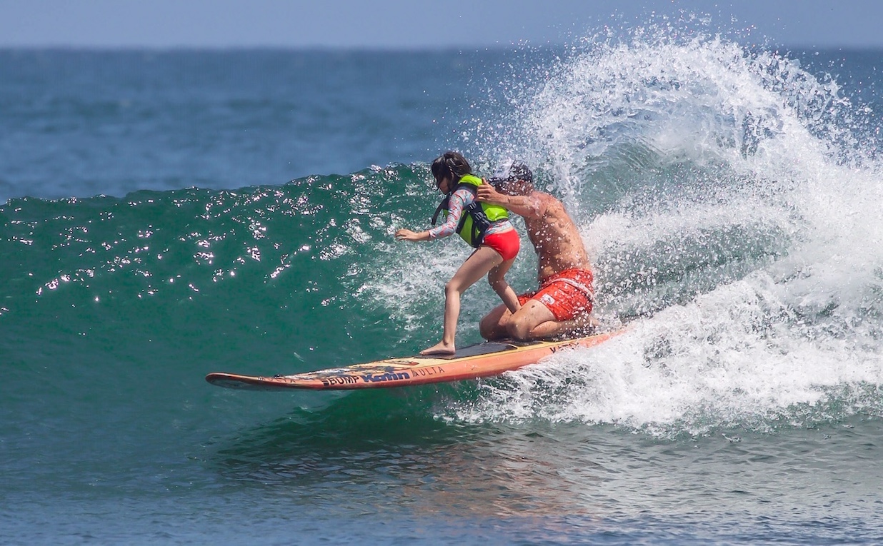 A Malibu c’è un ‘pellicano’ che insegna surf ai bambini autistici