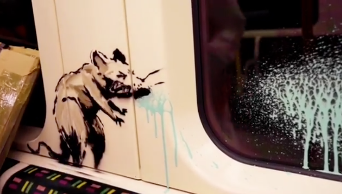 Guarda la nuova opera di Banksy nella metropolitana di Londra