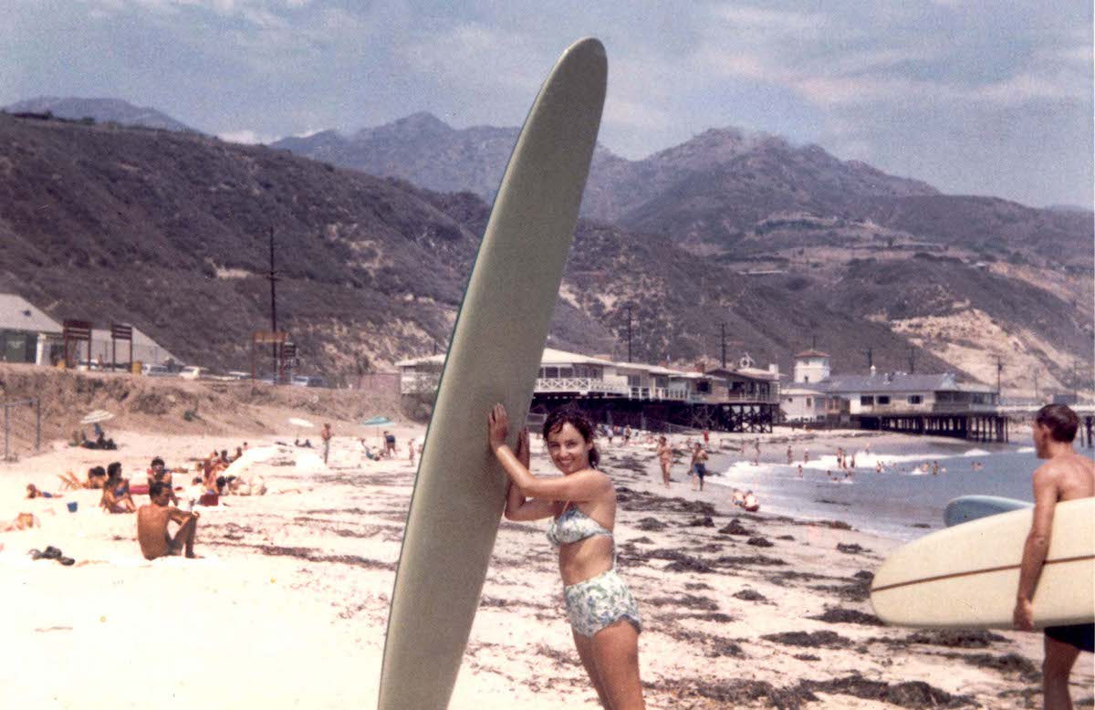 Questa ragazza si chiama Gidget e ha cambiato per sempre la cultura del surf