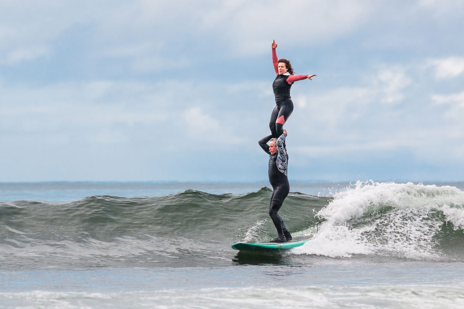 Myra e Charles, i surfisti in tandem di Malibu che danzano sulle onde