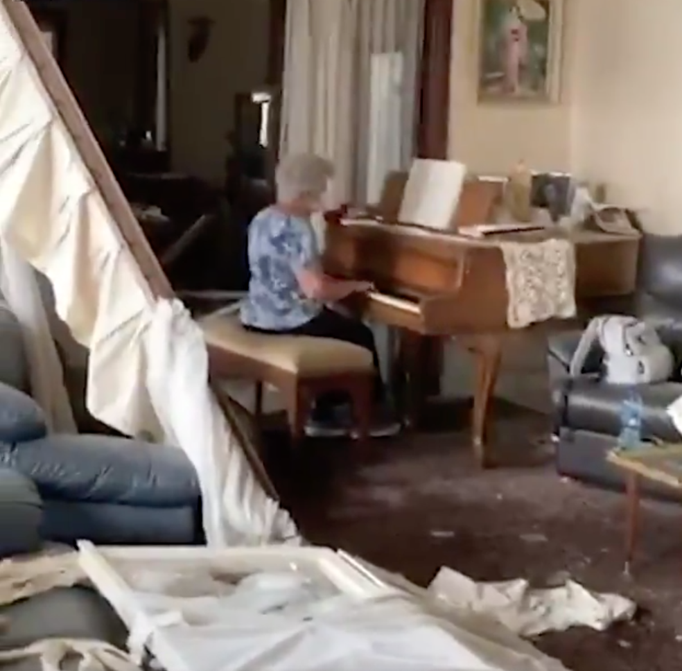 Il video della donna che suona il pianoforte nella sua casa distrutta a Beirut