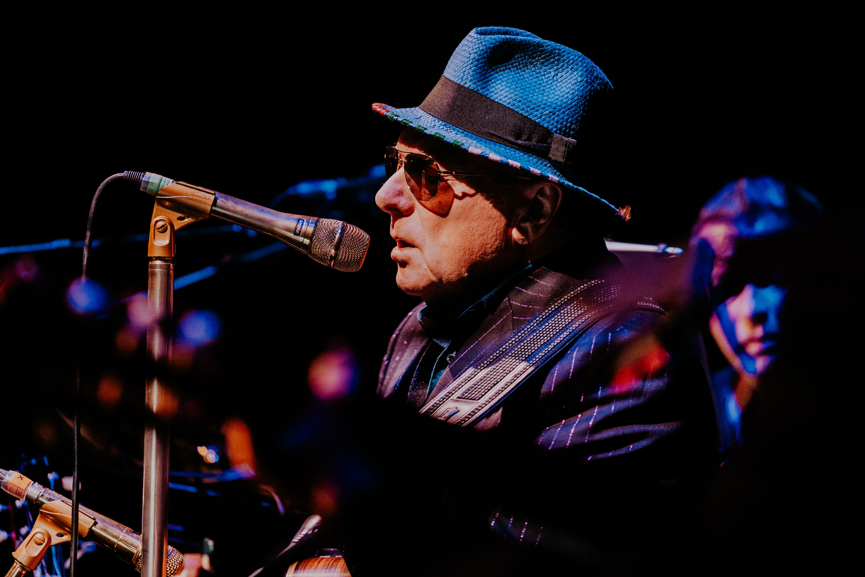 Van Morrison contro il distanziamento ai concerti: «È pseudo-scienza»