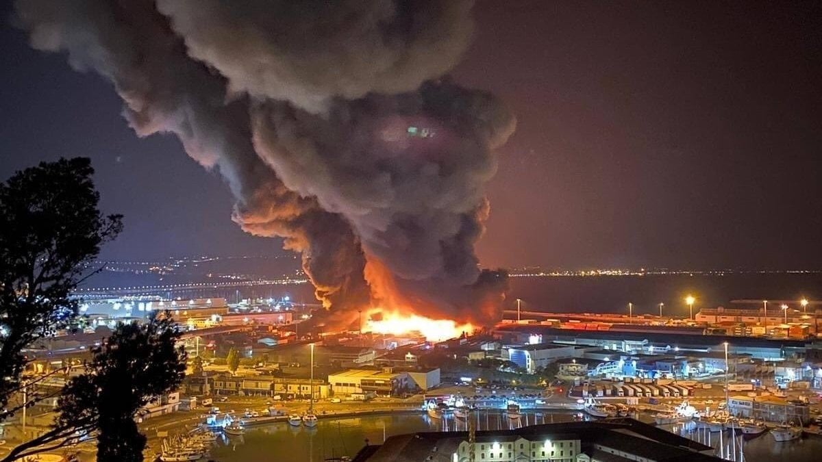 C’è stato un grosso incendio nel porto di Ancona