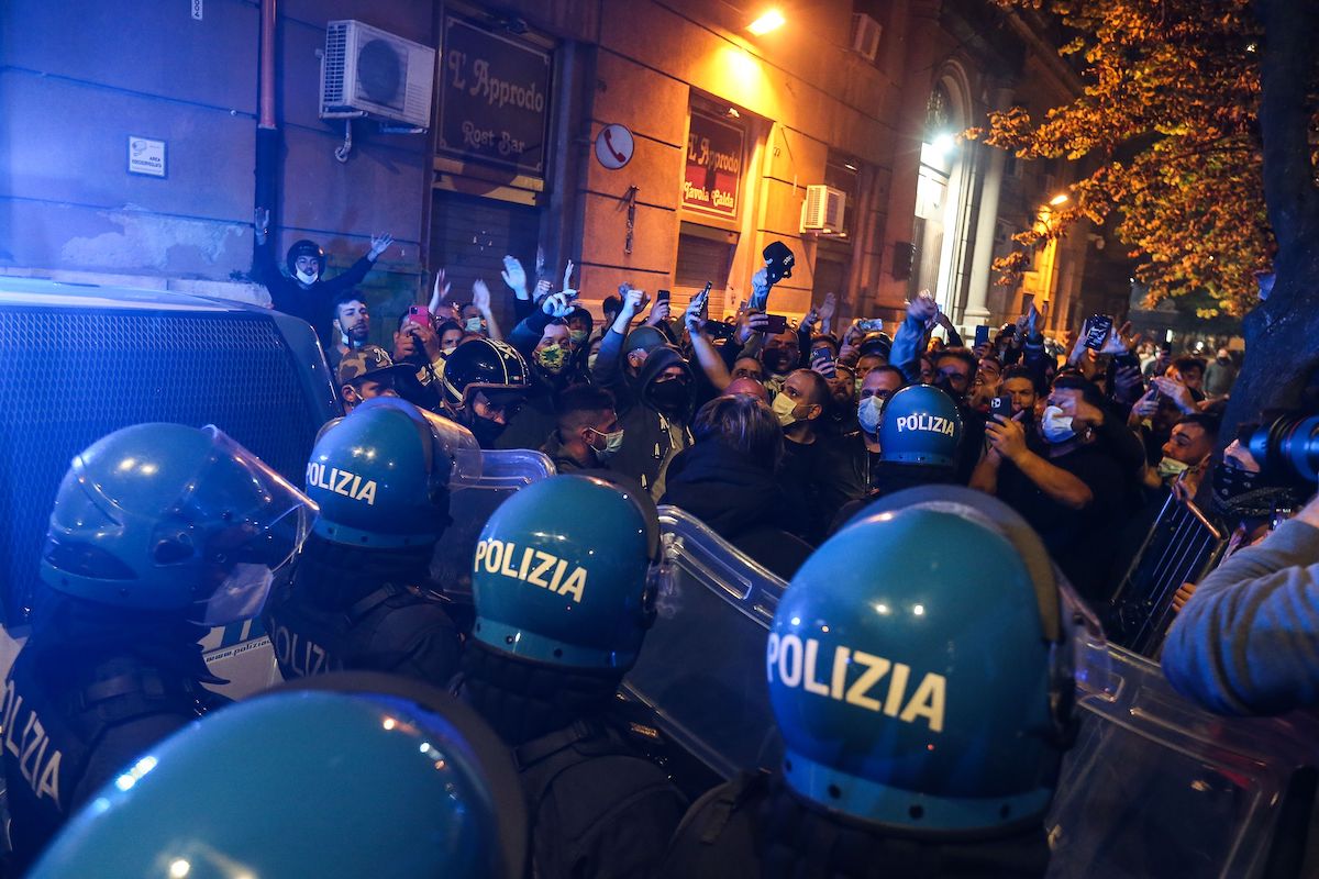 Guarda i video delle proteste a Napoli contro il coprifuoco