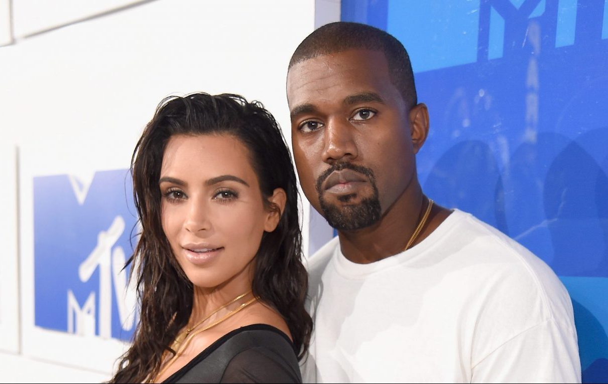 Kanye West ha regalato a Kim Kardashian un ologramma del padre defunto