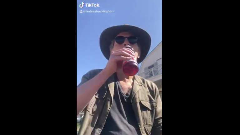 Anche Lindsey Buckingham ha ceduto a TikTok: ecco il suo video di ‘Dreams’