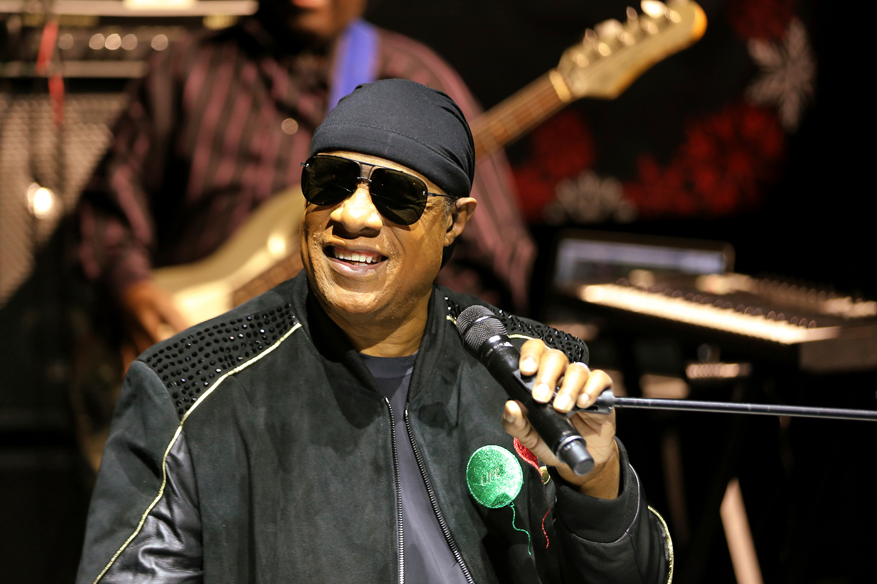 Stevie Wonder è tornato: «Celebriamo tutti assieme il funerale dell’odio»