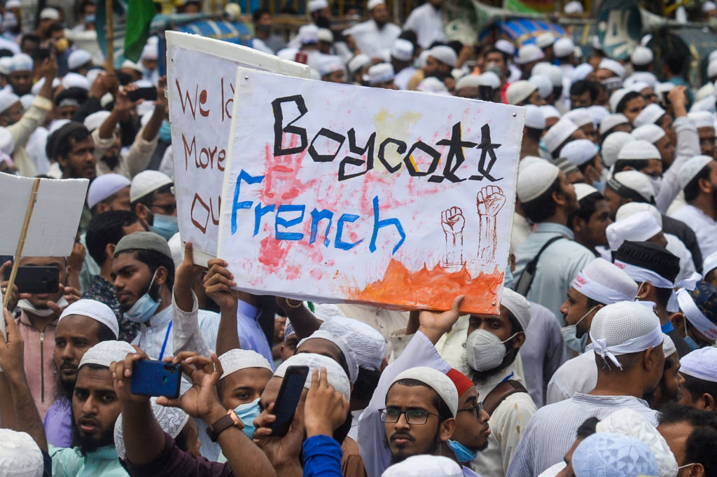 Perché il mondo musulmano è infuriato con Macron e con la Francia