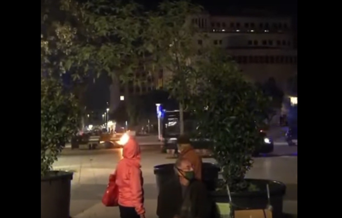 Guarda il video del pianista che suona durante le proteste a Barcellona