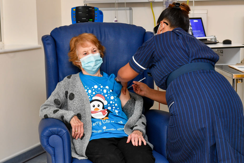 Una donna inglese di 90 anni è la prima persona vaccinata contro il coronavirus