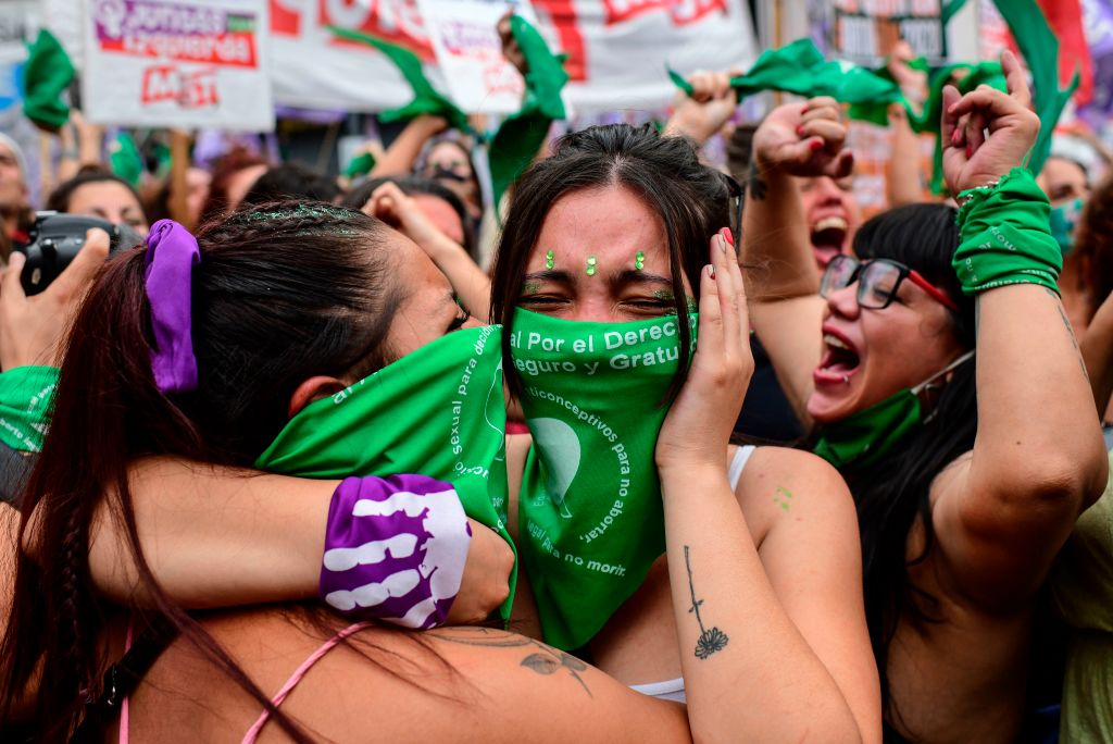 L’Argentina ha legalizzato l’aborto, nonostante l’opposizione della Chiesa