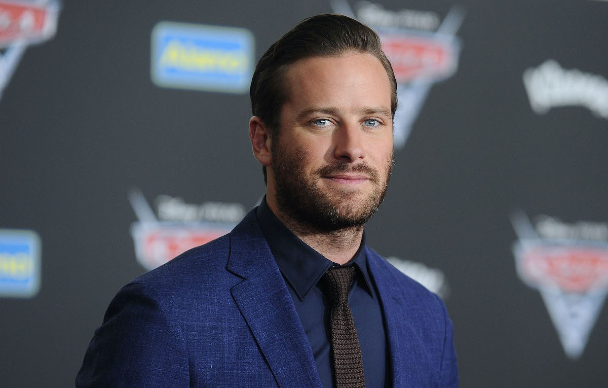 Armie Hammer lascia il suo nuovo film: «Su di me solo stronzate, devo stare con i miei figli»