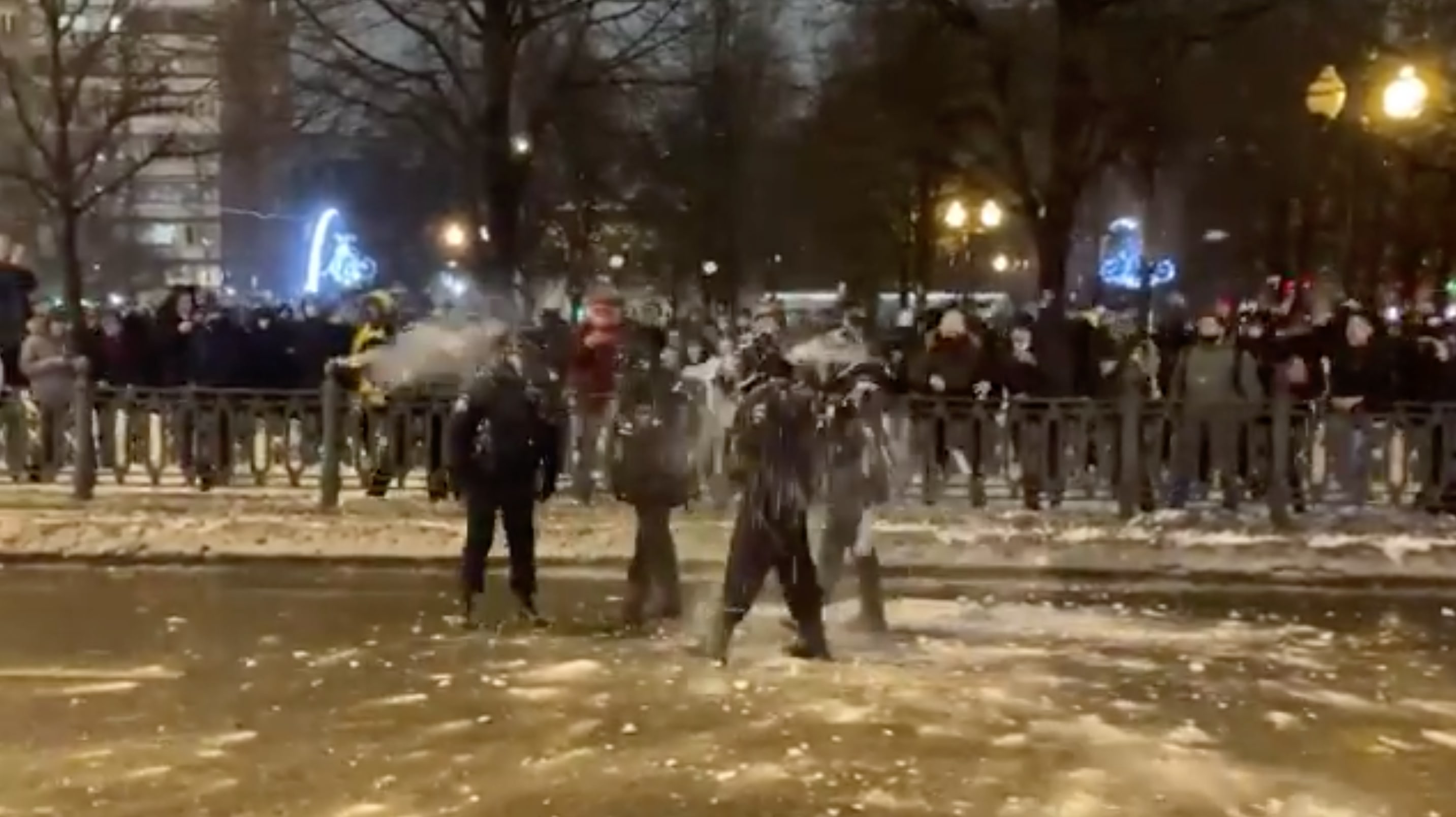 Guarda i manifestanti russi che prendono a palle di neve la polizia