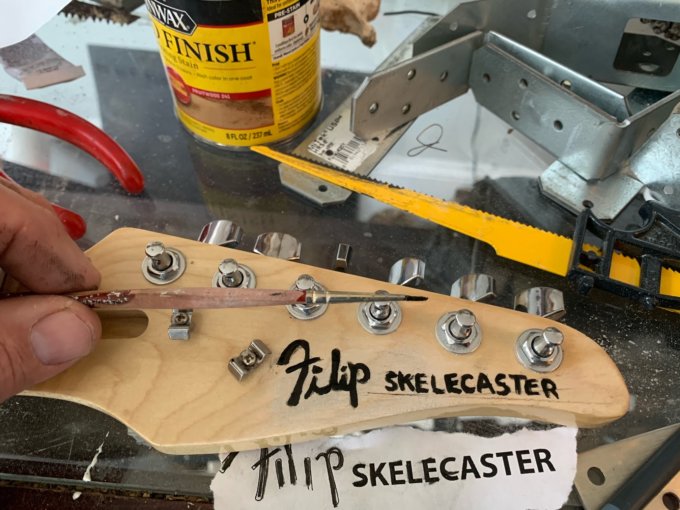 Un uomo ha costruito una chitarra dallo scheletro dello zio morto