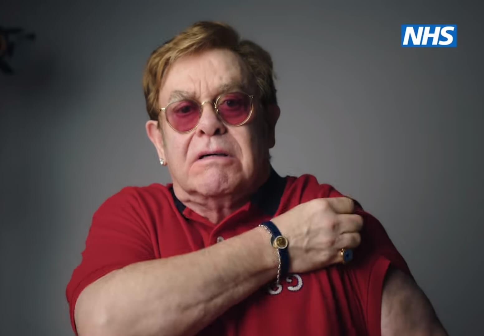Elton John testimonial pro-vax: “Vacciniamoci contro questa miserabile malattia”