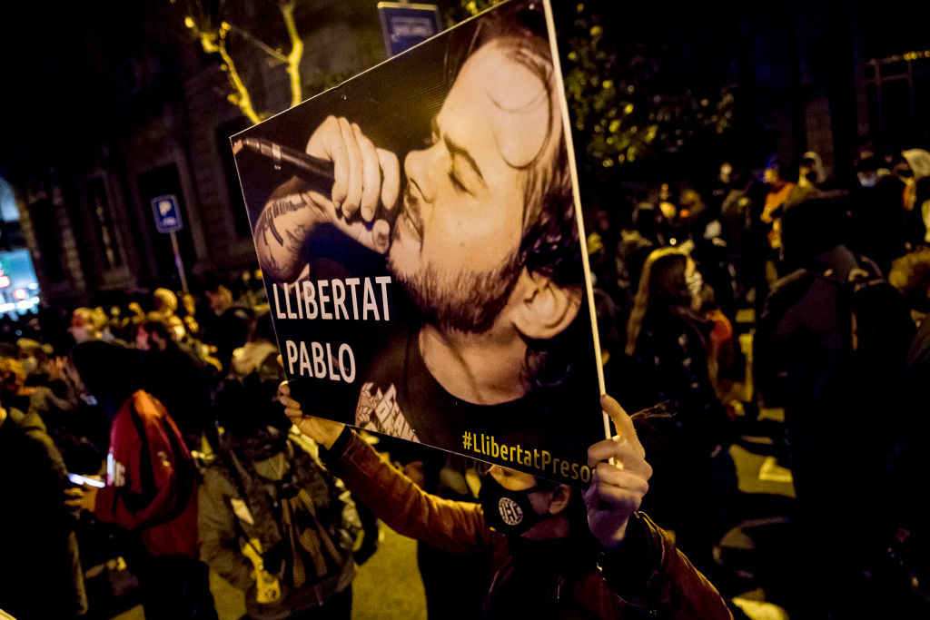 Un rapper spagnolo è in carcere per aver insultato il re, e il mondo della cultura sta protestando