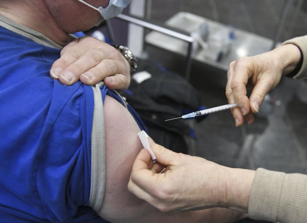 L’Italia ha sospeso in via precauzionale la somministrazione del vaccino AstraZeneca