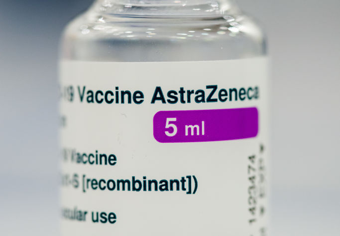 Come il vaccino AstraZeneca è diventato un caso politico