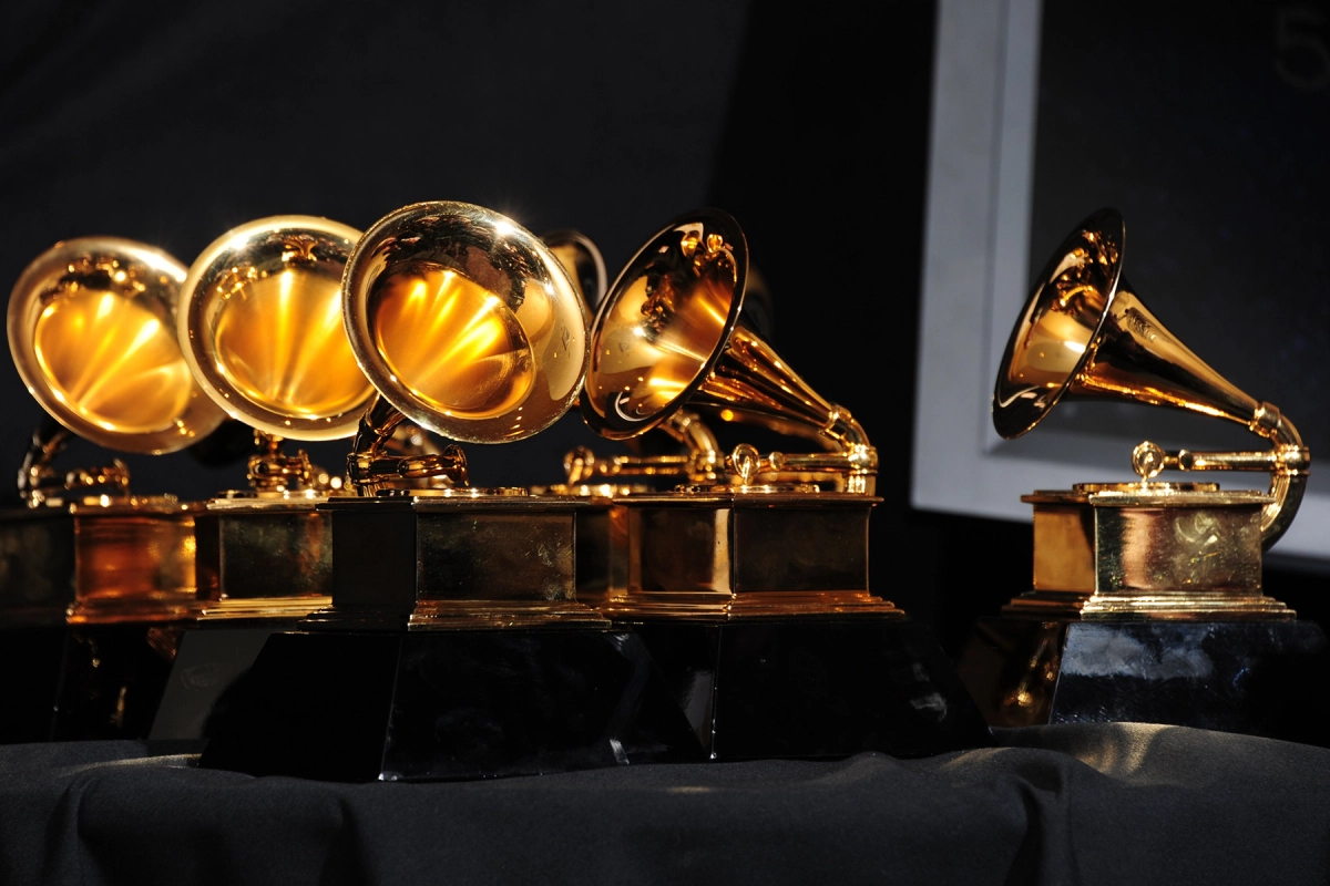 Le canzoni prodotte con l’intelligenza artificiale non potranno competere ai Grammy