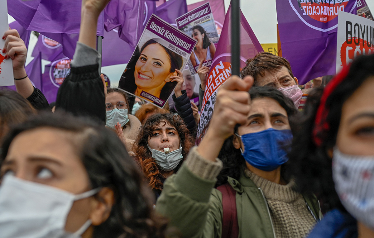 In Turchia migliaia di donne hanno protestato contro il ritiro dalla Convenzione di Istanbul