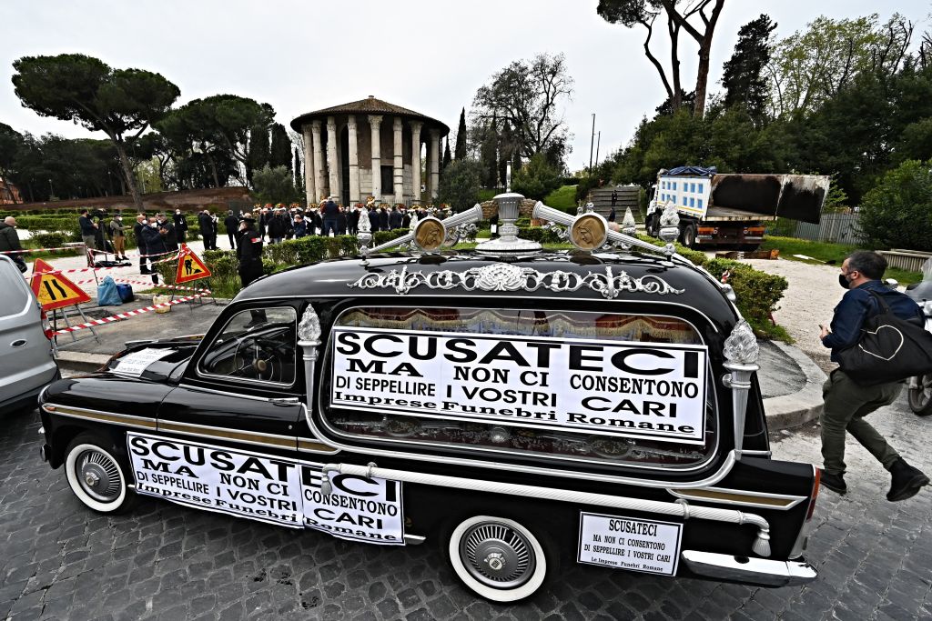 “Non riesco a seppellire mio figlio”: il caos dei cimiteri a Roma