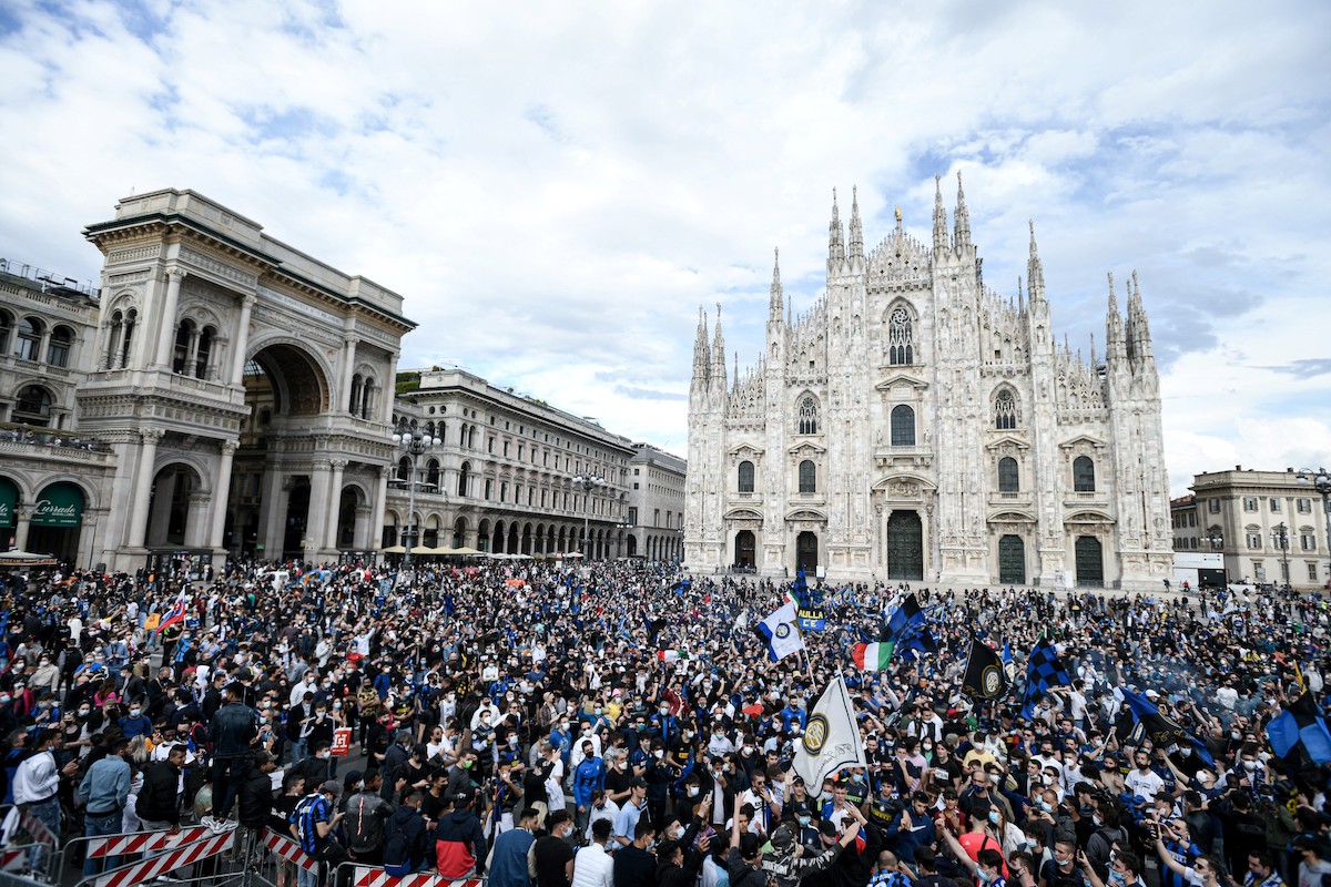 L’Inter vince lo scudetto (ed è folla in piazza Duomo a Milano)