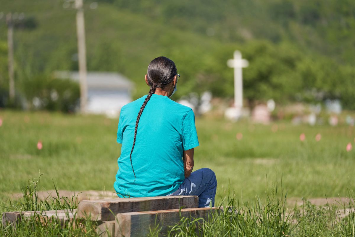 Dentro l’orrore delle fosse comuni di bambini indigeni scoperte in Canada