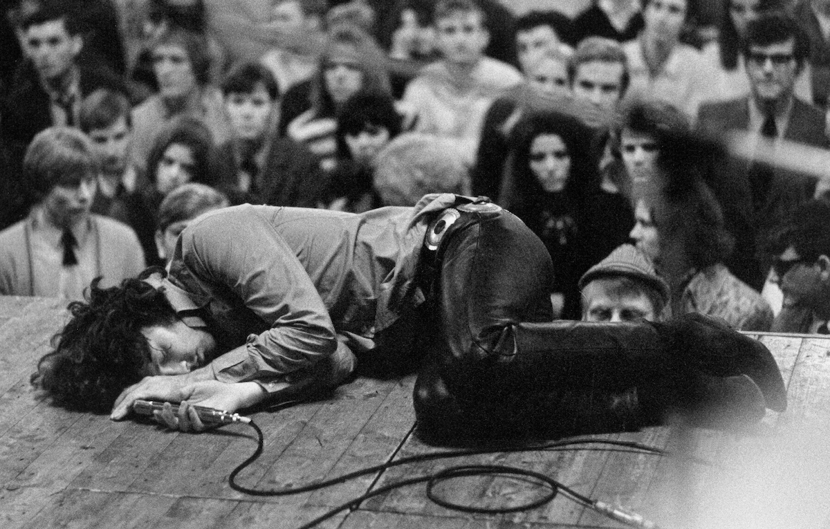 Jim Morrison è morto 50 anni fa e anche il suo mito non sta tanto bene