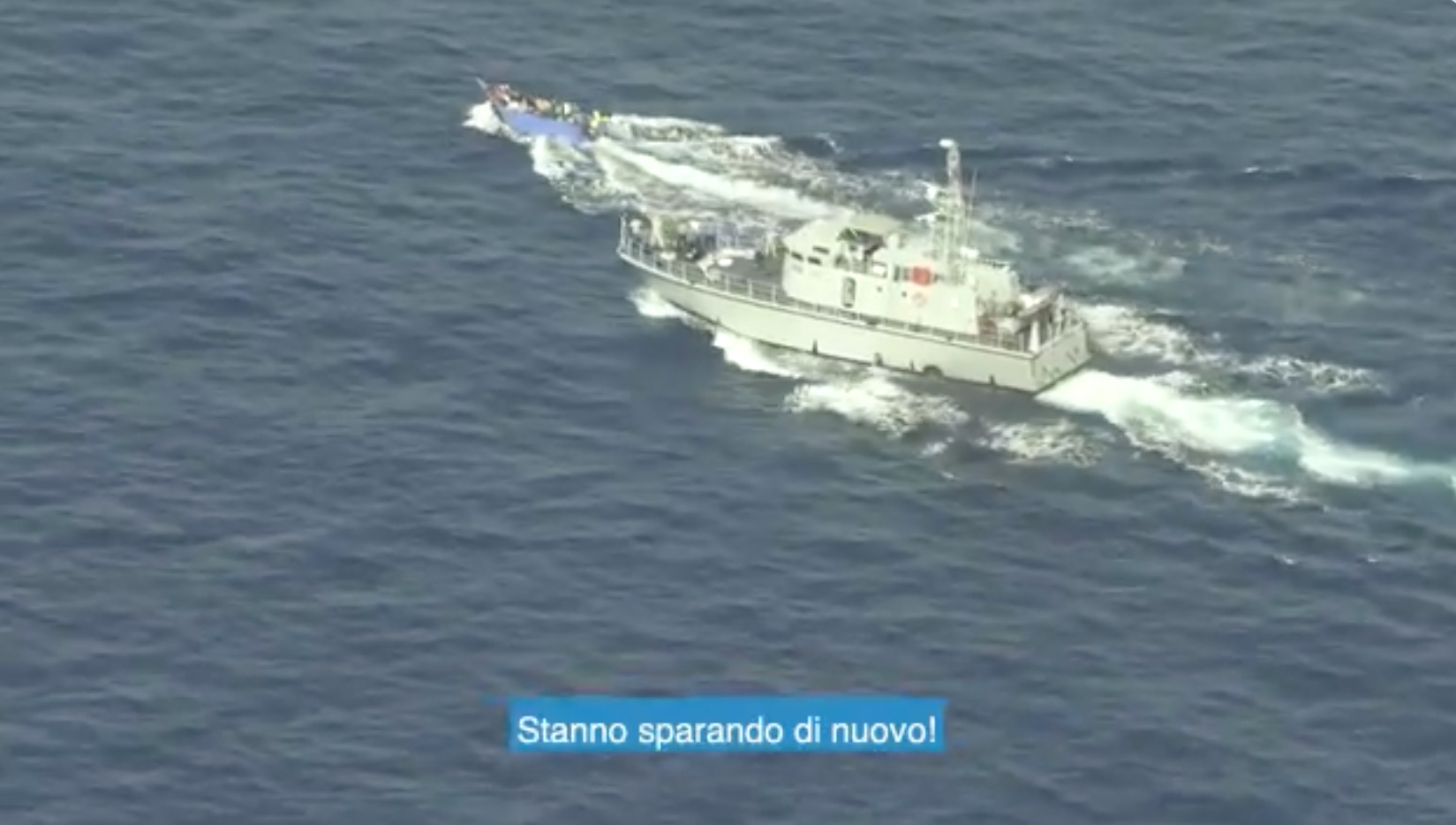La “guardia costiera libica” ha sparato a un gommone di migranti con una motovedetta italiana