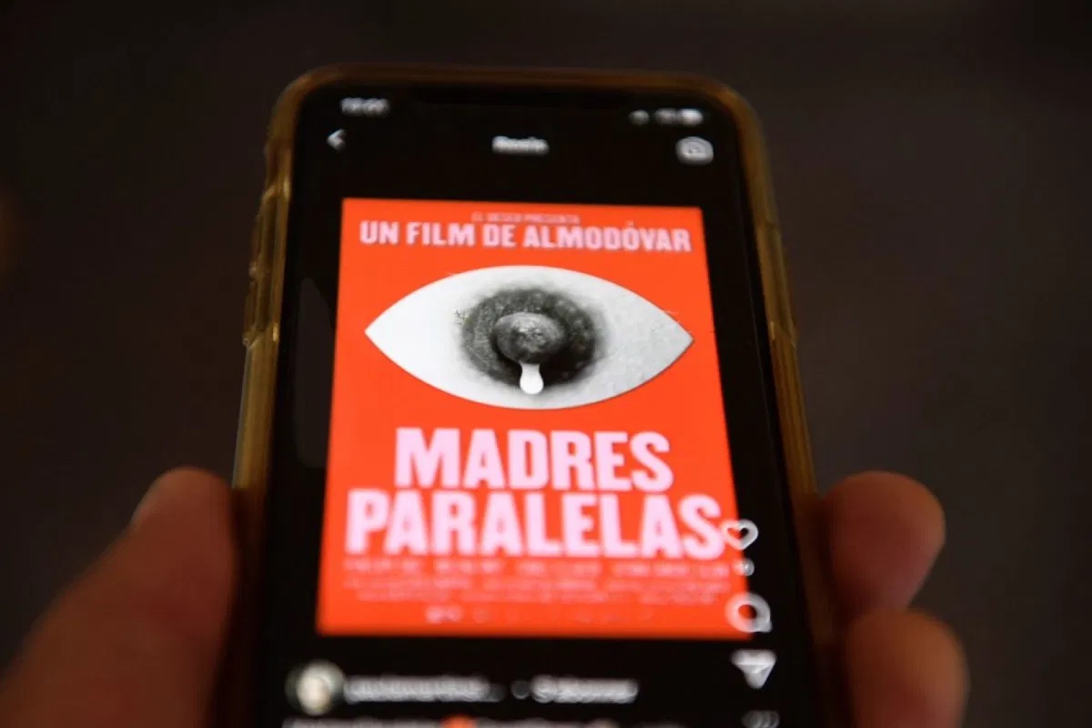 Instagram si è scusato dopo aver censurato il poster del nuovo film di Pedro Almodóvar