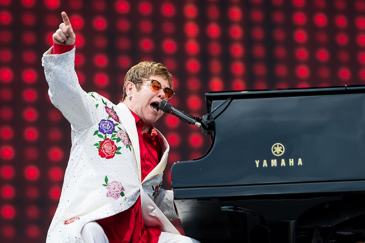 Elton John ha il Covid e rimanda due concerti
