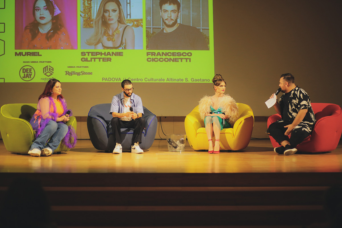 Stephanie Glitter (artista drag), Francesco Cicconetti (attivista trans) e Muriel (youtuber) durante uno dei panel di Future Vintage Festival