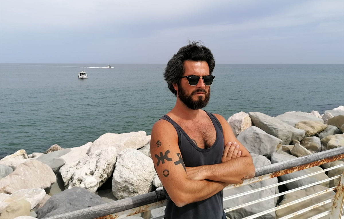 Conglomerandocene: intervista al cantautore d’avanguardia Fabrizio Testa