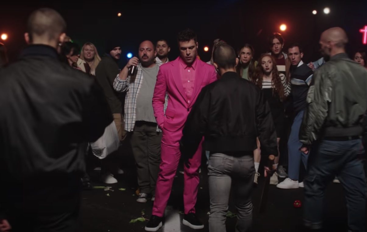 Fedez viene ucciso nel video di ‘Morire Morire’