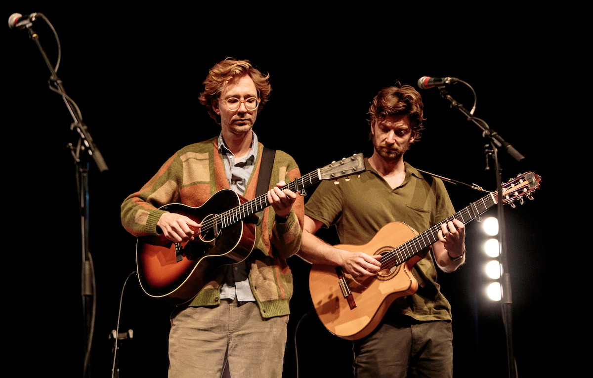 Sorridere a persone a caso: i Kings of Convenience dal vivo a Milano