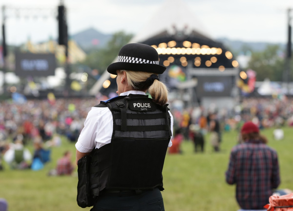 La presenza della polizia ai festival produce un incremento del consumo di droga