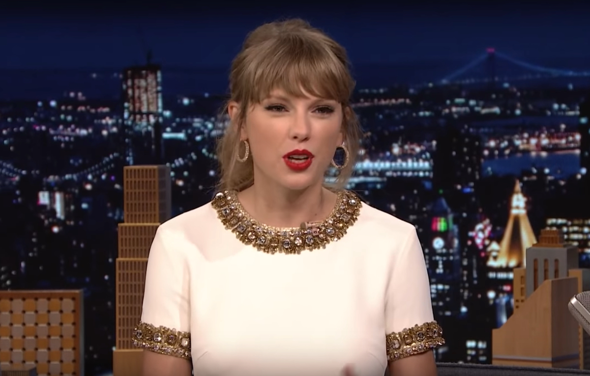 Nella notte di ‘Red’, Taylor Swift ha fatto il giro dei late night show: i video