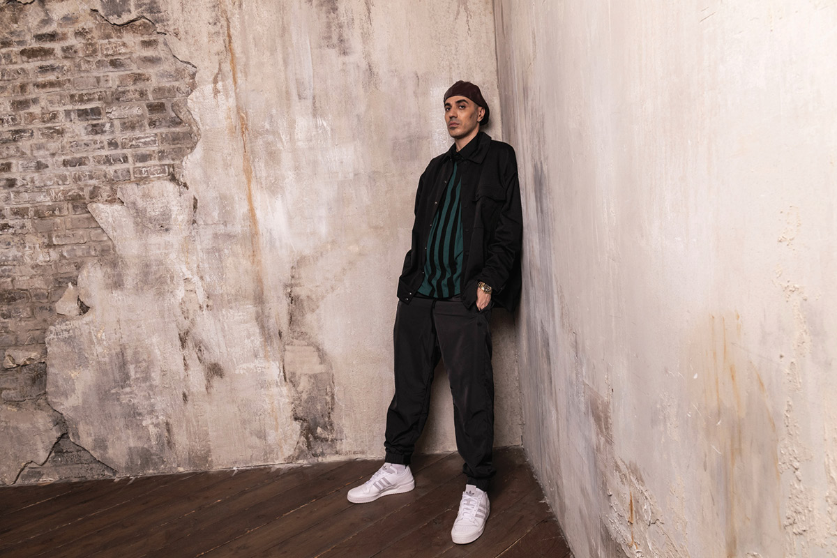 Foto: Gabriele Micalizzi. Style: Ramona Tabita. Marracash indossa sneakers adidas Originals