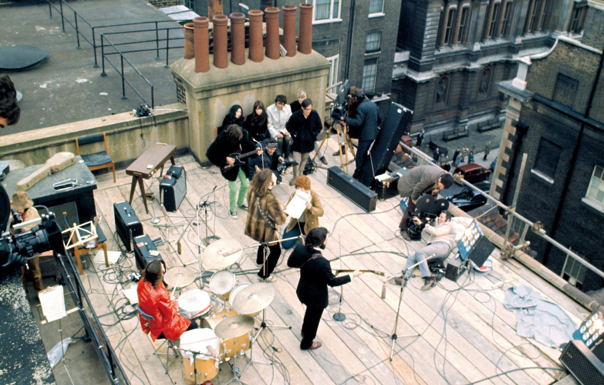 «Con tutti i soldi che hanno i Beatles suonano su un tetto?»