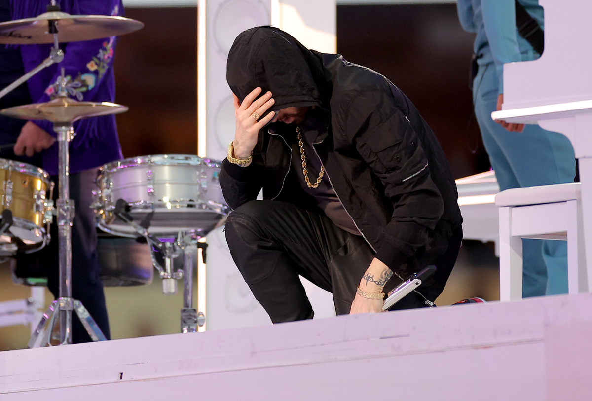 Perché Eminem si è inginocchiato al Super Bowl e cosa c’entra Jay-Z