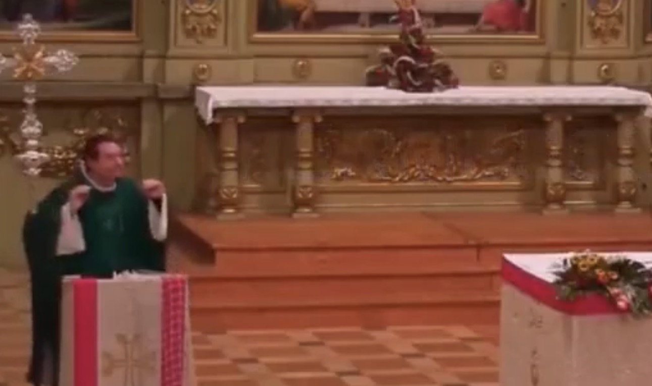 Il prete canta ‘Brividi’ di Mahmood e Blanco durante la messa: il video è virale