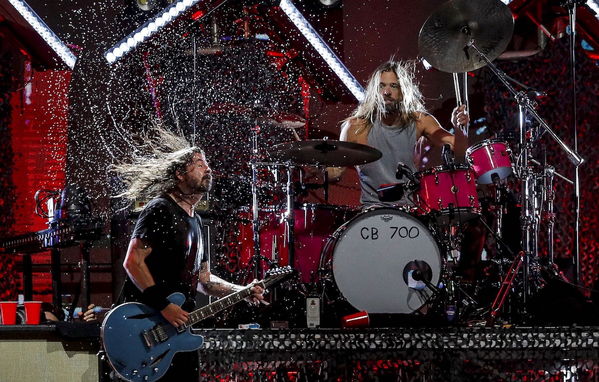 I Foo Fighters hanno reso omaggio (due volte) a Taylor Hawkins: e adesso?