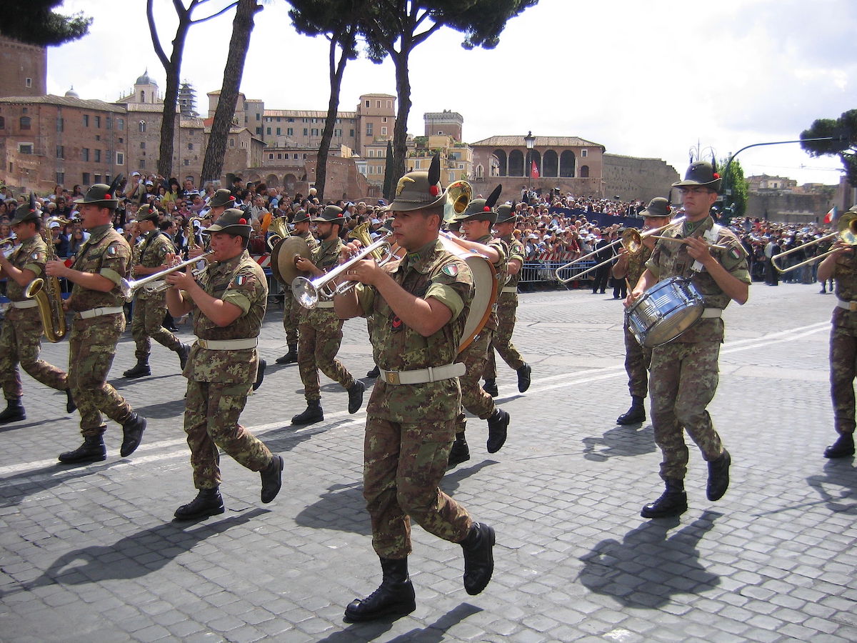 Molestie, abusi, palpeggiamenti: un’altra adunata degli Alpini, un’altra sfilza di aneddoti da vergogna nazionale