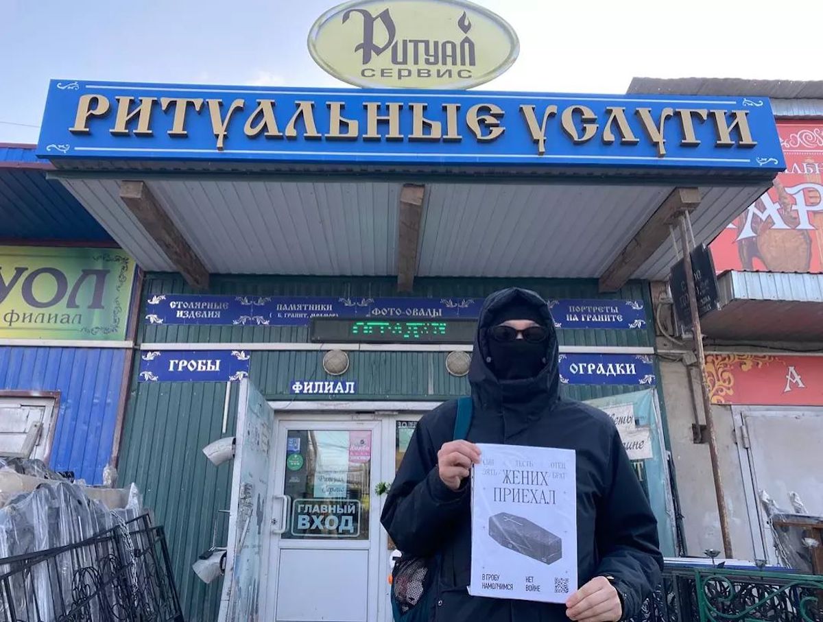 Il frontman di una punk band russa che sta combattendo la propaganda di Putin