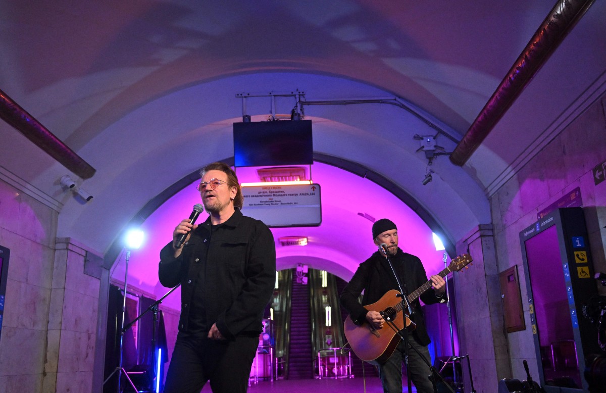 Gli U2 hanno suonato un concerto a sorpresa nella metropolitana di Kiev: i video