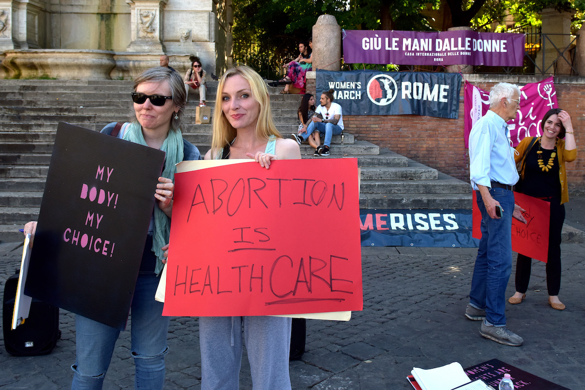 In Italia abortire è complicato, ma con il centrodestra al Governo lo sarebbe ancora di più